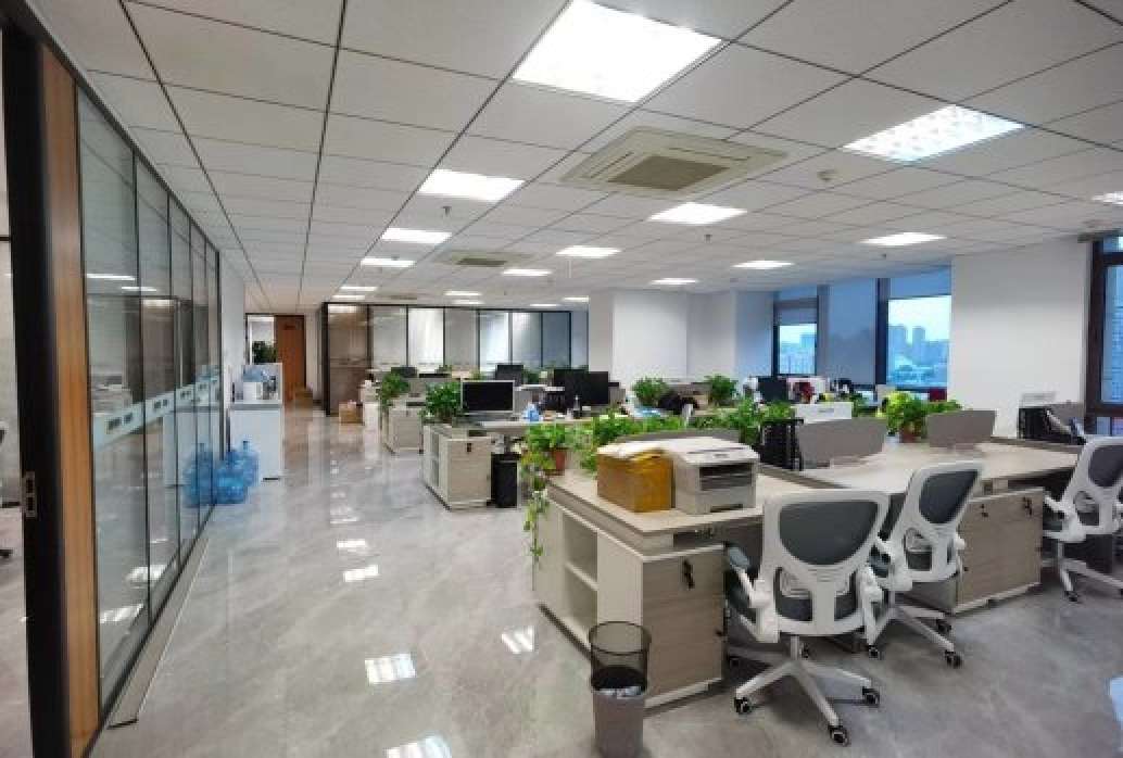 精装修  楼下地铁 电梯口豪华装修 全套家具可用 520平