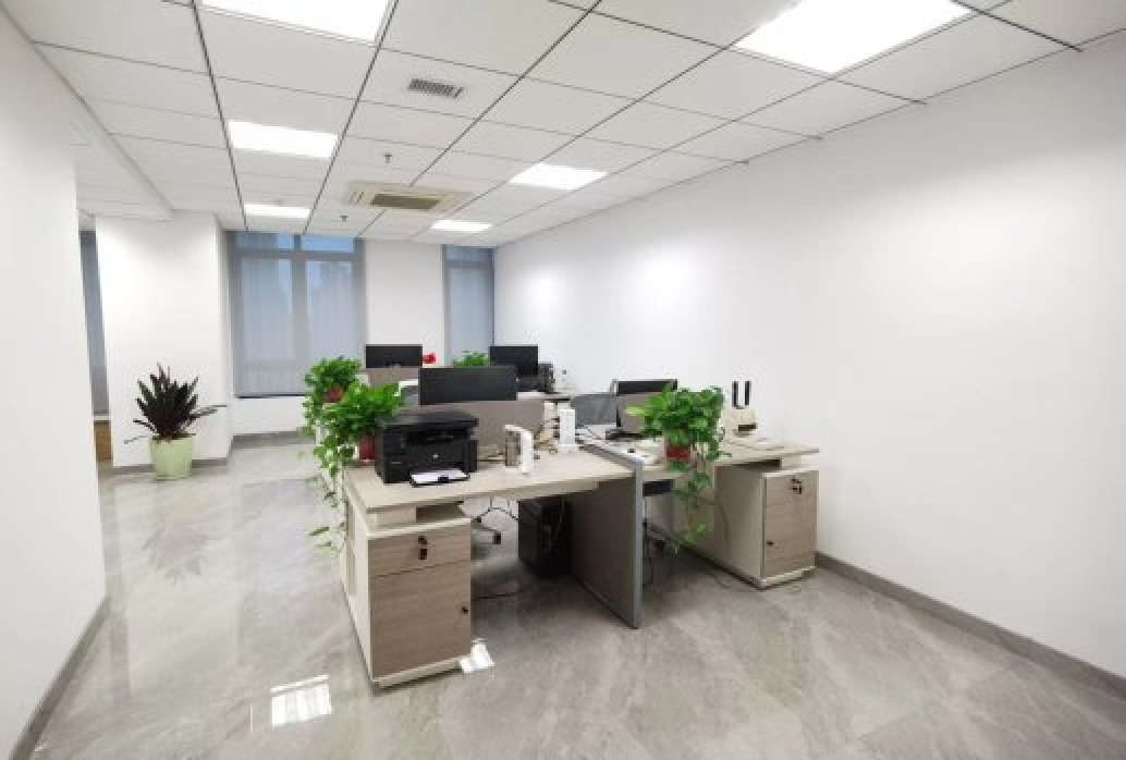 精装修  楼下地铁 电梯口豪华装修 全套家具可用 520平