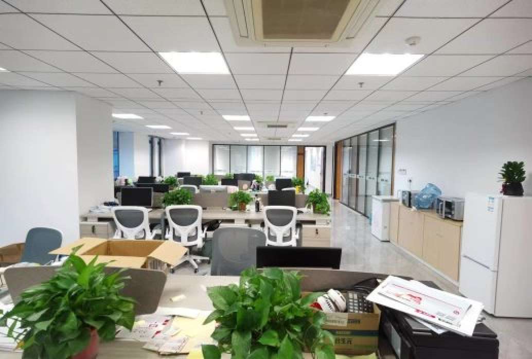 精装修  楼下地铁 电梯口豪华装修 全套家具可用 520平