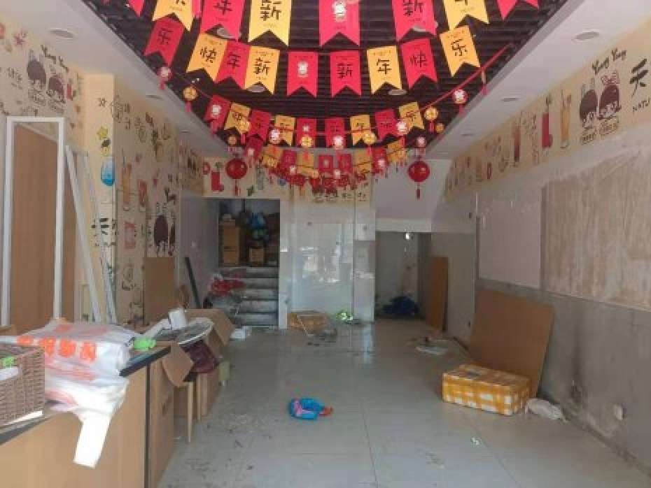 东亭小区门口早餐店转让，90平简装修，适合各种业态，无转让费