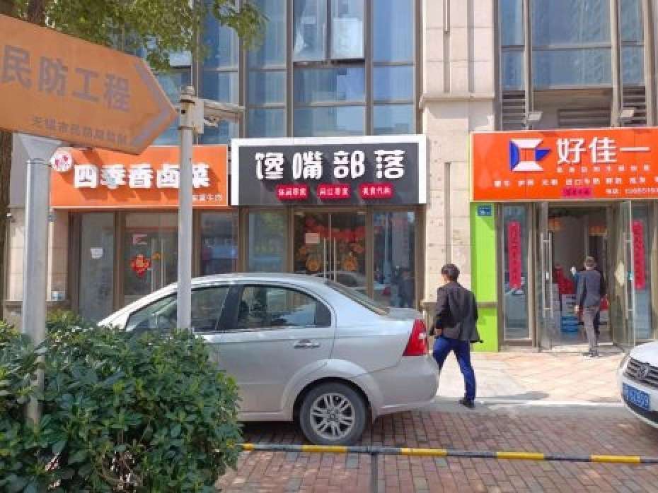 东亭小区门口早餐店转让，90平简装修，适合各种业态，无转让费