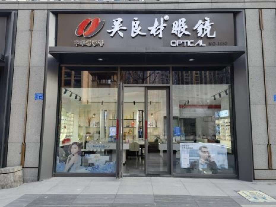 小区门口第壹间无遮挡绿化双街铺大面宽户型方正年租金9万通燃气