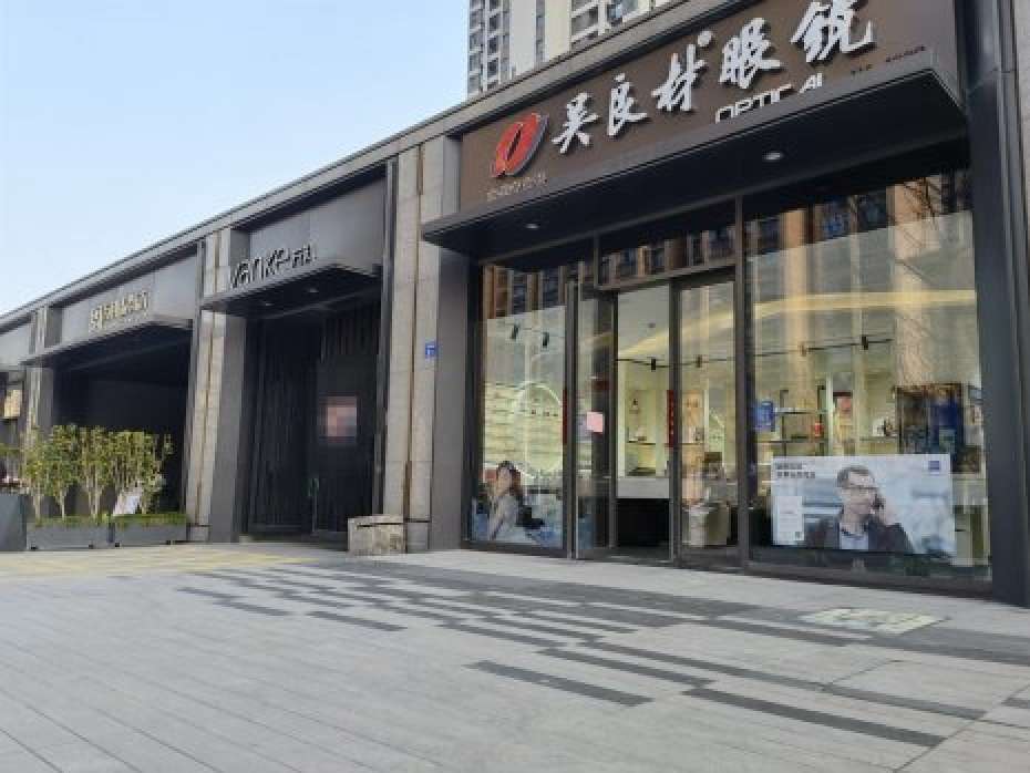 小区门口第壹间无遮挡绿化双街铺大面宽户型方正年租金9万通燃气