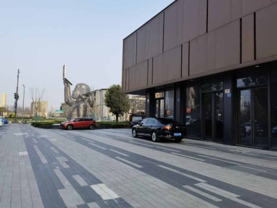 小区门口第壹间无遮挡绿化双街铺大面宽户型方正年租金9万通燃气