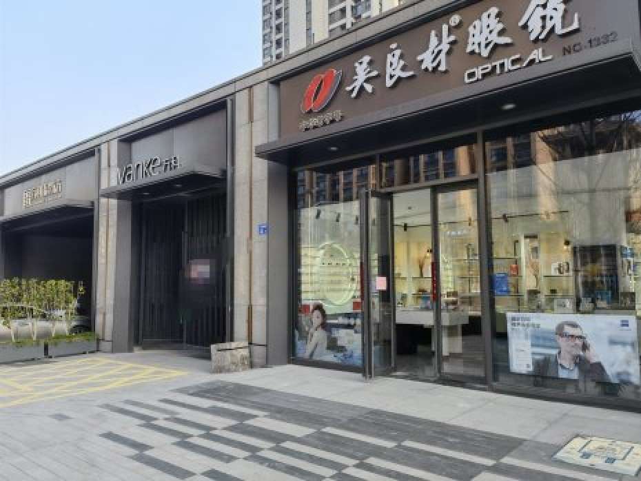 小区门口第壹间无遮挡绿化双街铺大面宽户型方正年租金9万通燃气