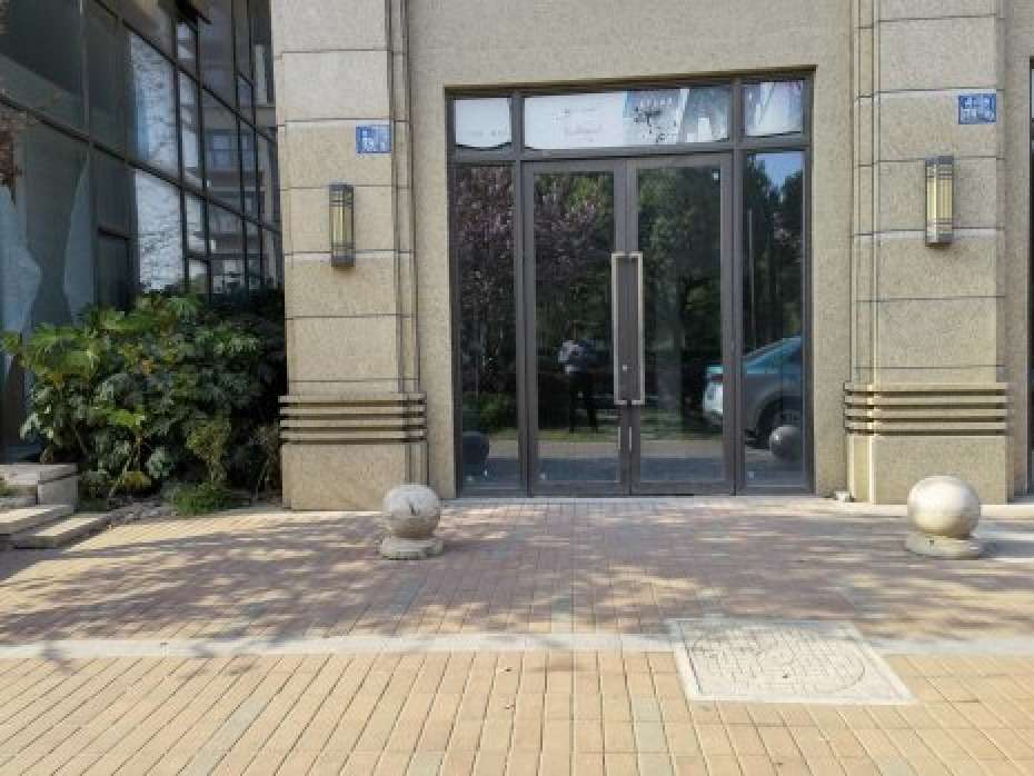 小区门口第壹间无遮挡绿化双街铺大面宽户型方正年租金9万通燃气