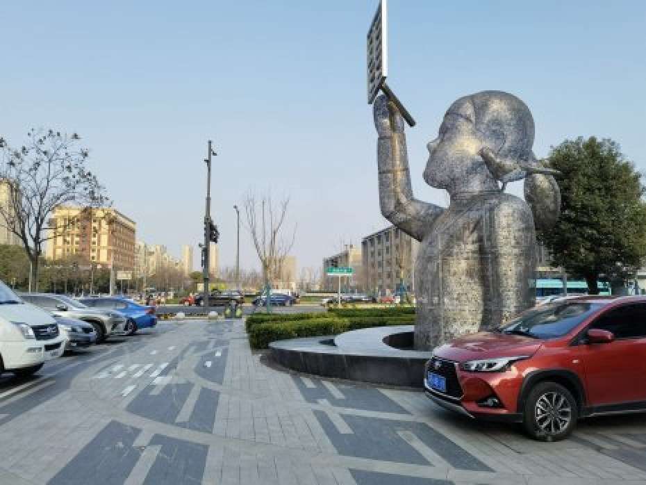 小区门口第壹间无遮挡绿化双街铺大面宽户型方正年租金9万通燃气