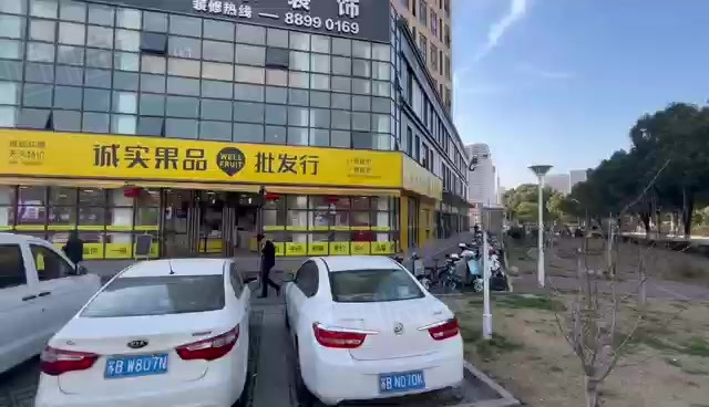 十字路口大拐角大展示面品牌水果店出售外地人的聚集地