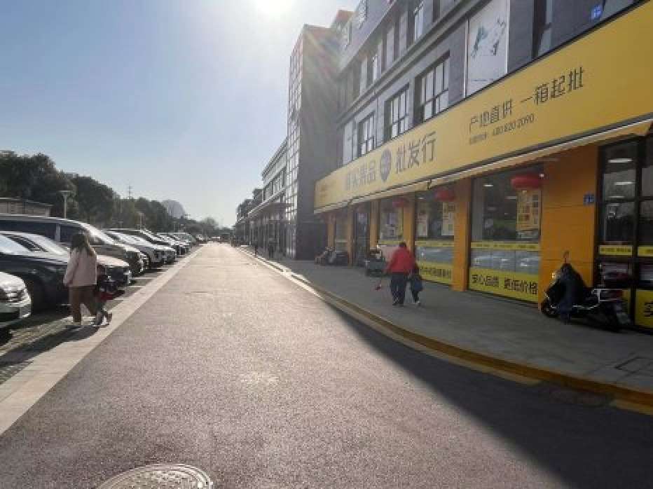 十字路口大拐角大展示面品牌水果店出售外地人的聚集地