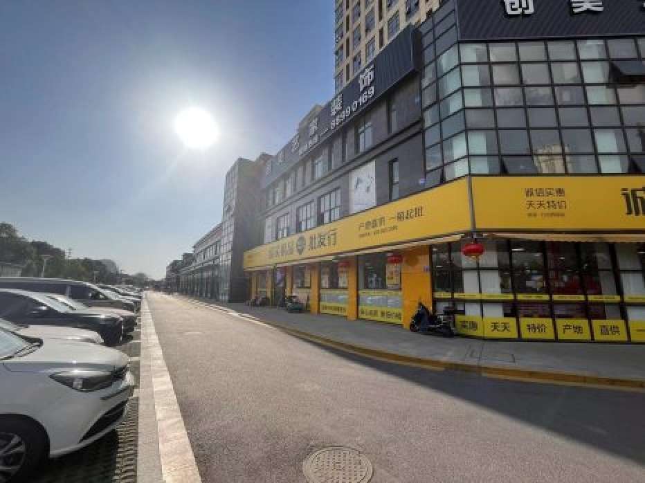 十字路口大拐角大展示面品牌水果店出售外地人的聚集地