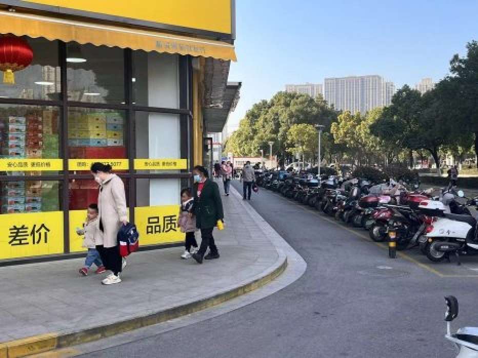 十字路口大拐角大展示面品牌水果店出售外地人的聚集地