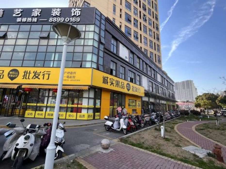 十字路口大拐角大展示面品牌水果店出售外地人的聚集地