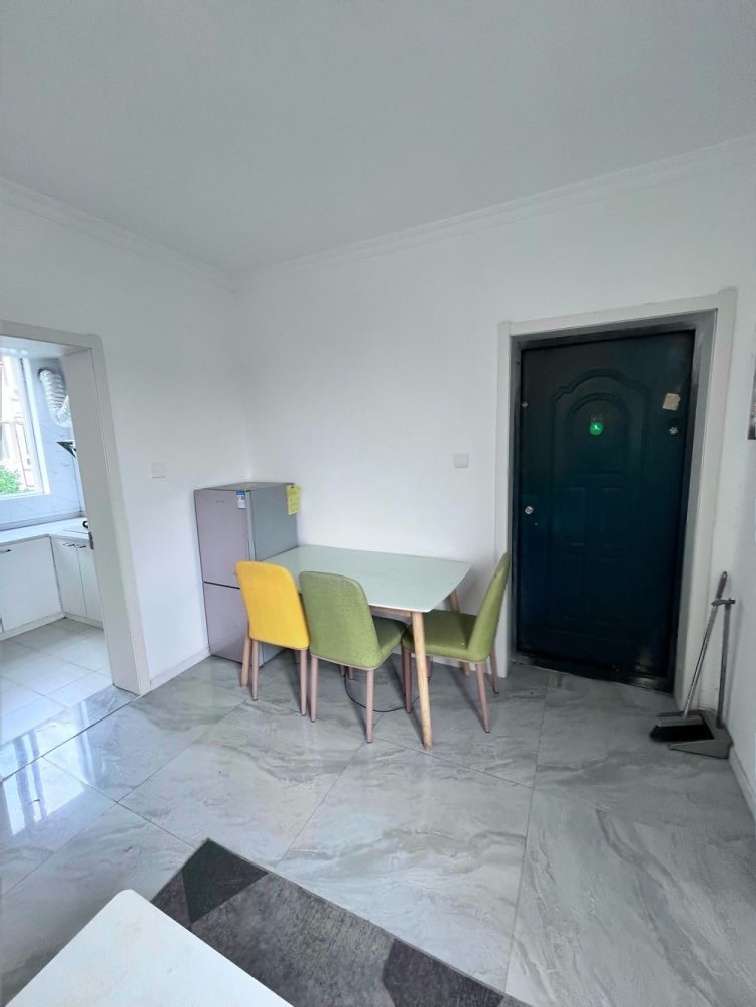 莲花新村五区 整租二室一厅 小区里面有超市很方便 可押一付一