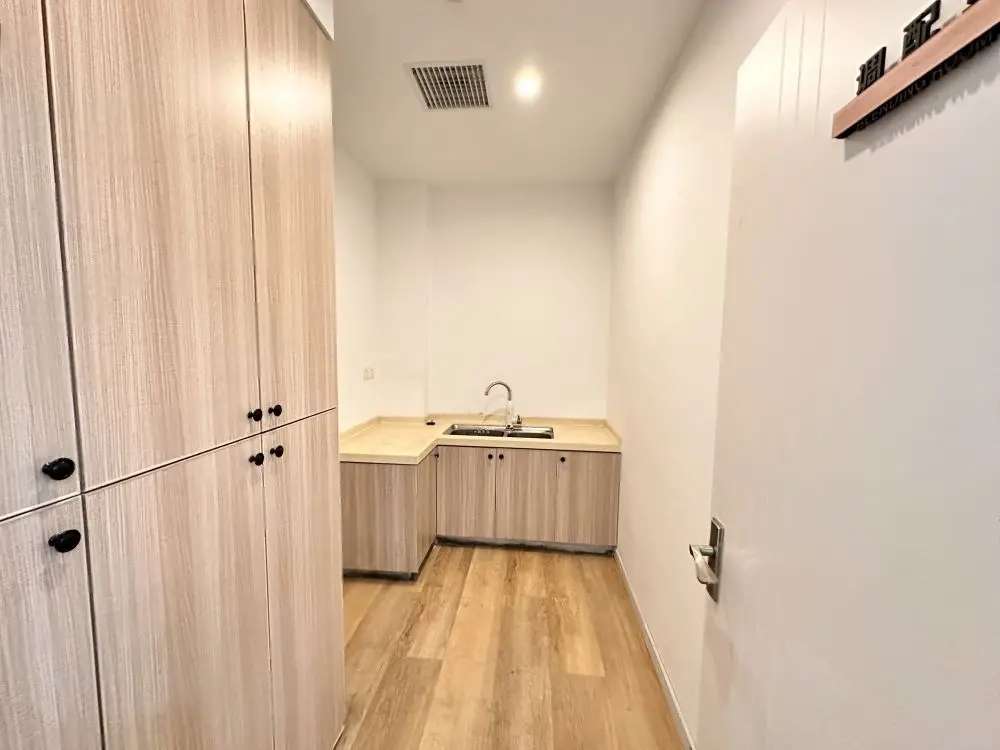 圆融时代广场朝南湖景美容装修通上下水带隔间停车方便国金中心旁