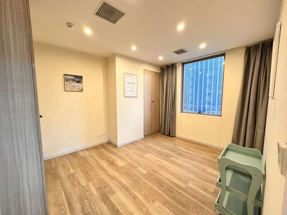 圆融时代广场朝南湖景美容装修通上下水带隔间停车方便国金中心旁