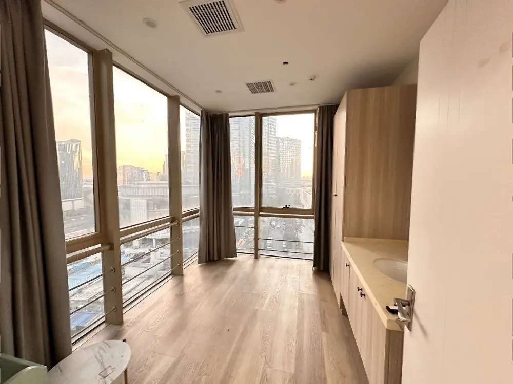 圆融时代广场朝南湖景美容装修通上下水带隔间停车方便国金中心旁