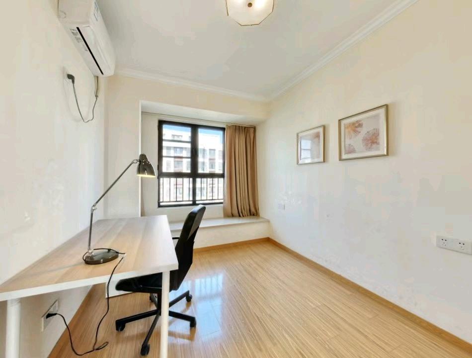 郡1精装两室价格很合适，很干净房子