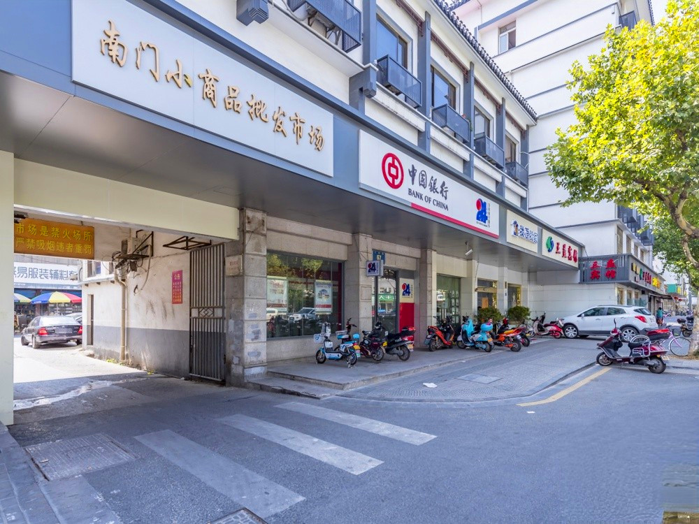 人民路8号缤纷街商铺