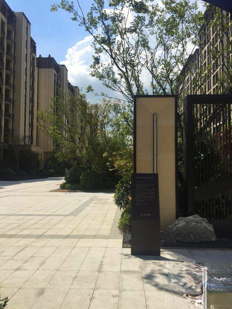 金辉悠步临湖花园